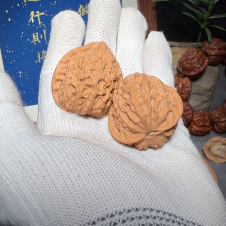 文玩核桃吊坠金牛编号5549，36.5-35.5-38.5