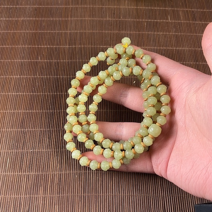 用***8和田玉未镶嵌挂件