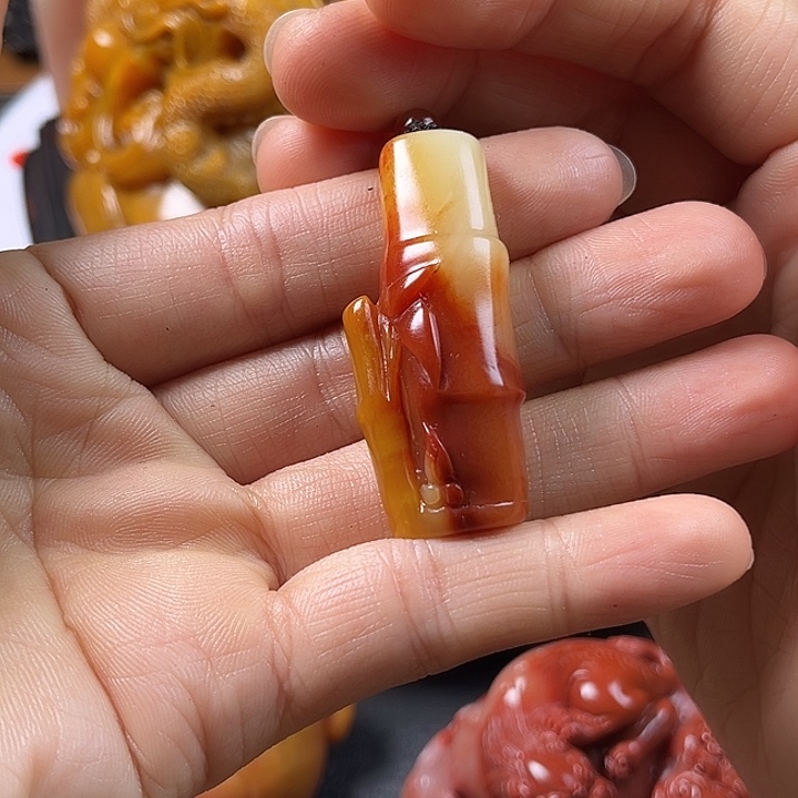 吴***人寿山石手把件把玩件