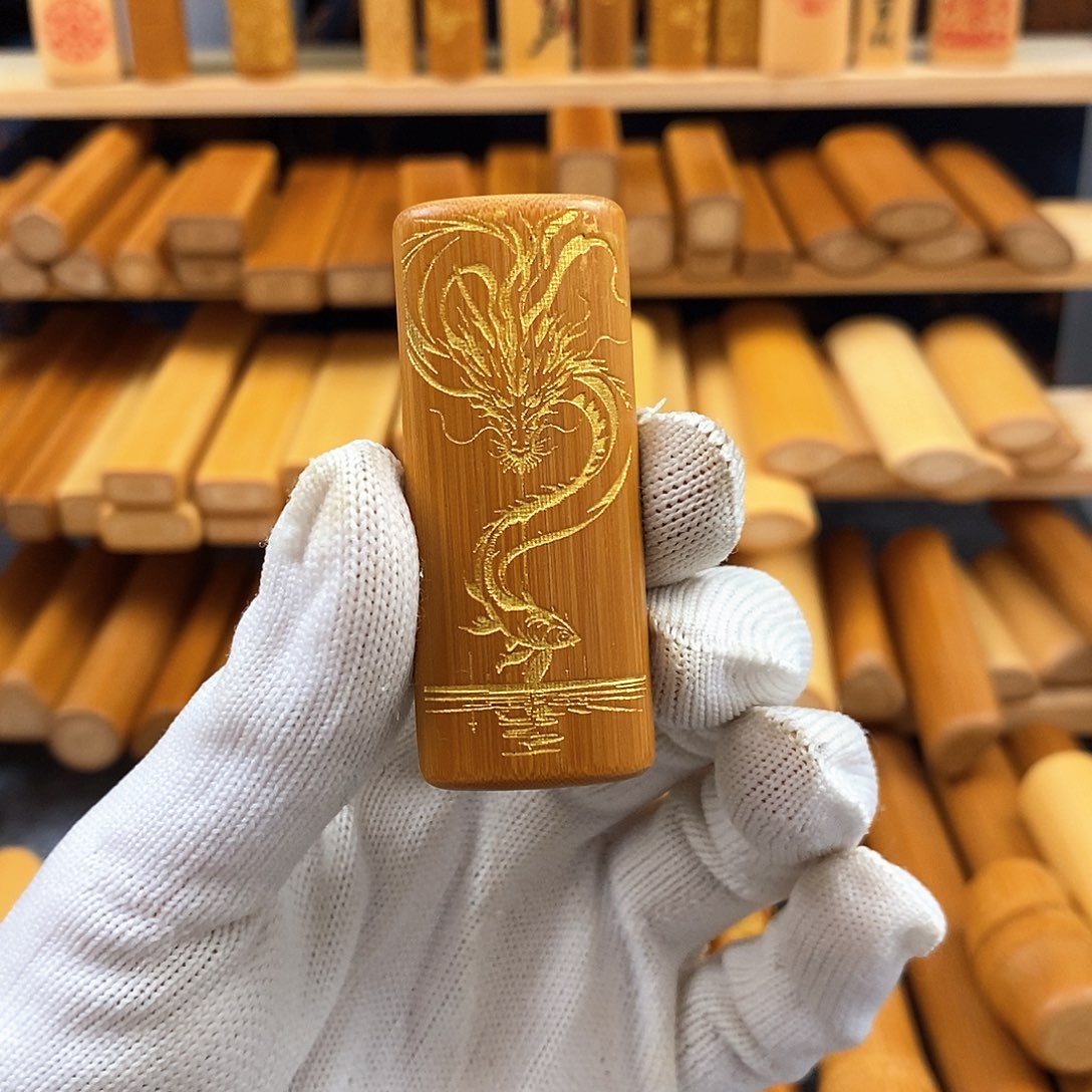 竹实心竹椭扁红皮雕刻龙纹