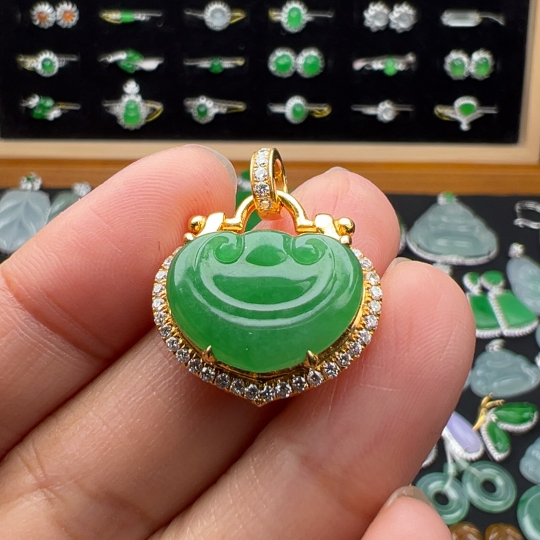 翡翠18K金镶嵌颈饰如意