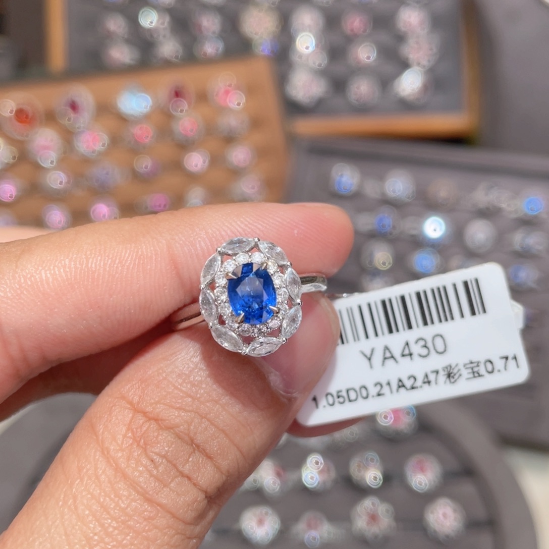 蓝宝石戒指18K金镶嵌1.05ct 