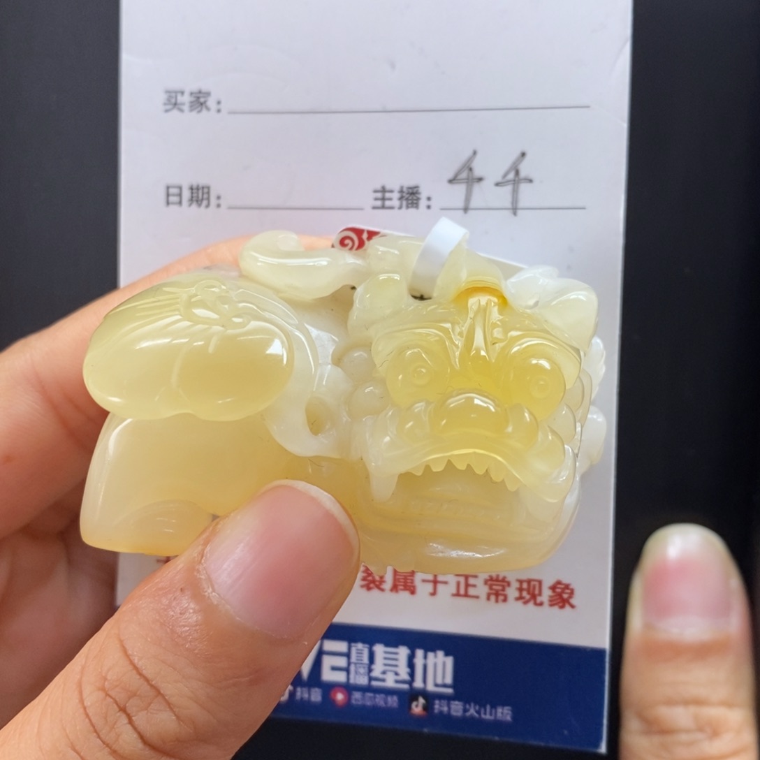 石英质玉（黄龙玉）未镶嵌颈饰白*姐