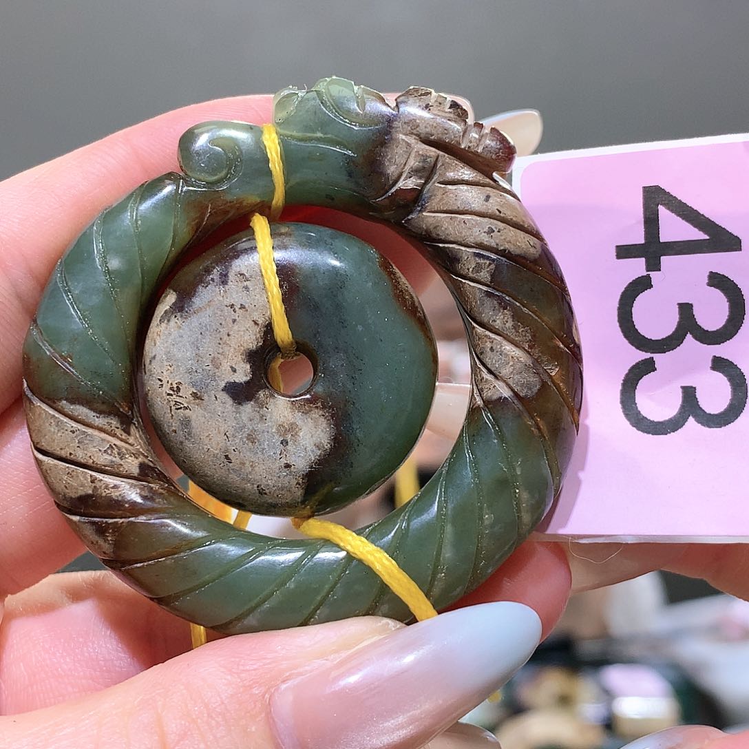 和田玉未镶嵌颈饰上**水