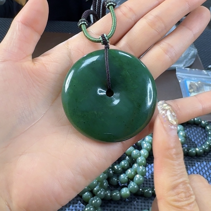 颈饰未镶嵌和田玉（碧玉）