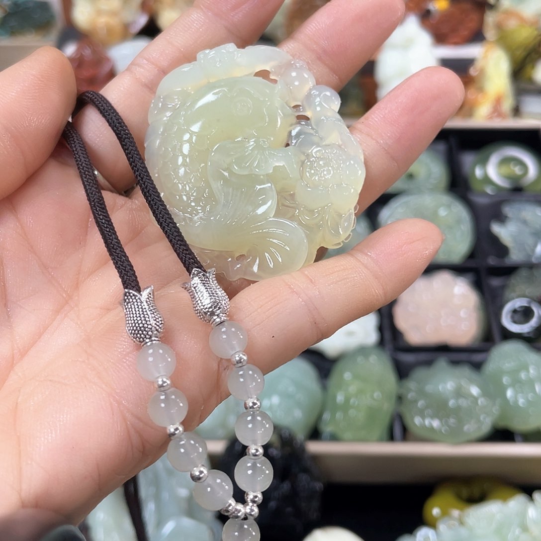 蛇纹石玉颈饰未镶嵌