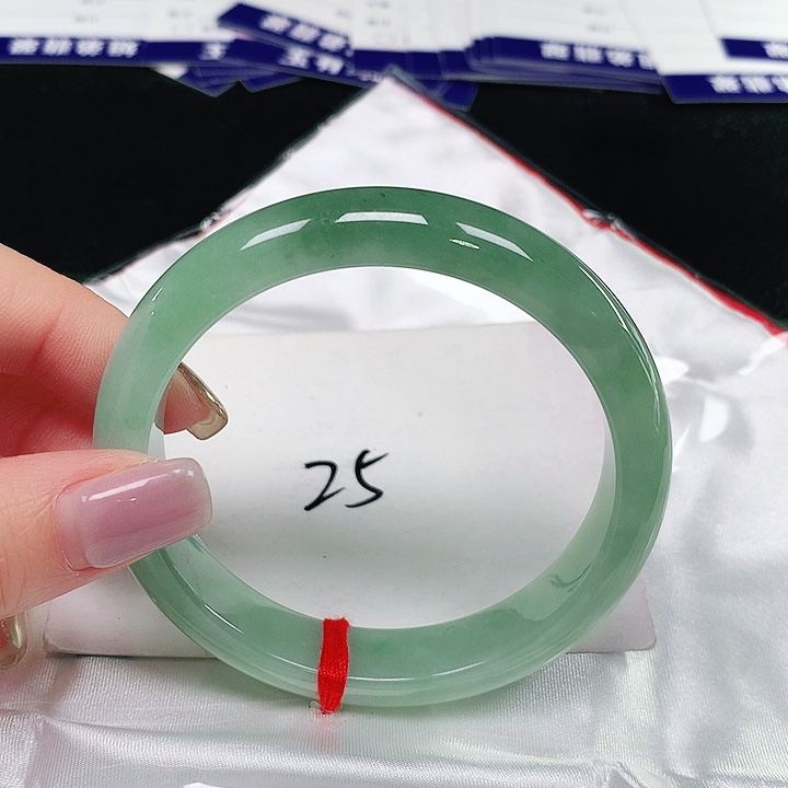 翡翠手镯未镶嵌翡翠手镯未镶嵌