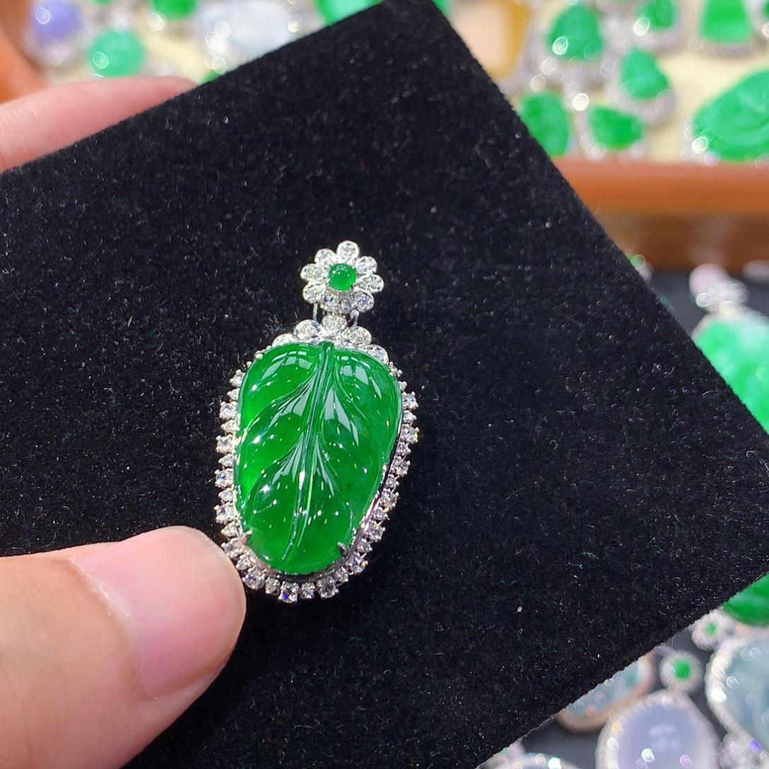 翡翠18K金镶嵌颈饰