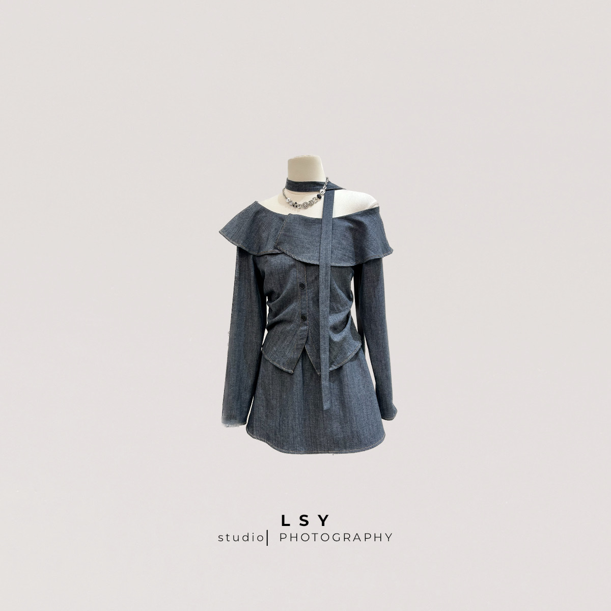 2025秋冬新款韩版设计感纯欲斜肩衬衫两件套小众高腰牛仔短裙套装