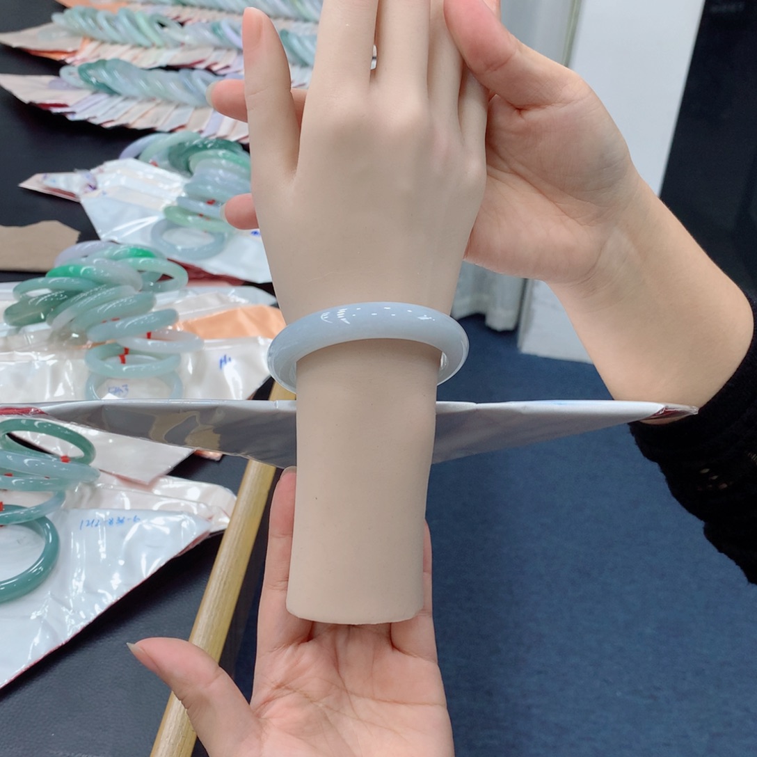 翡翠未镶嵌手镯48小时