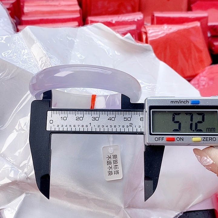 翡翠手镯未镶嵌87。