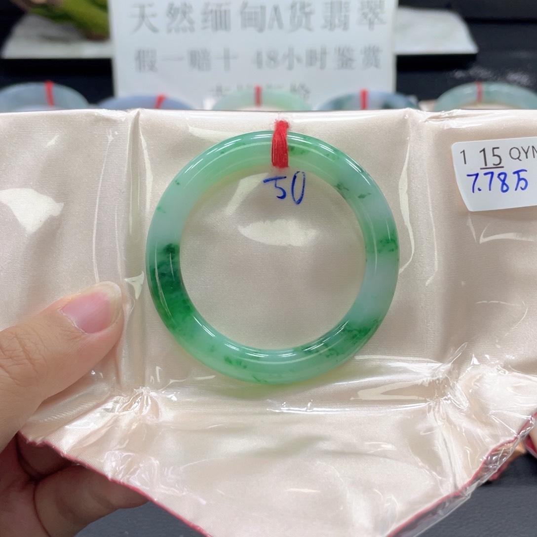 翡翠手镯未镶嵌翡翠