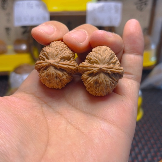 文玩核桃吊坠白狮