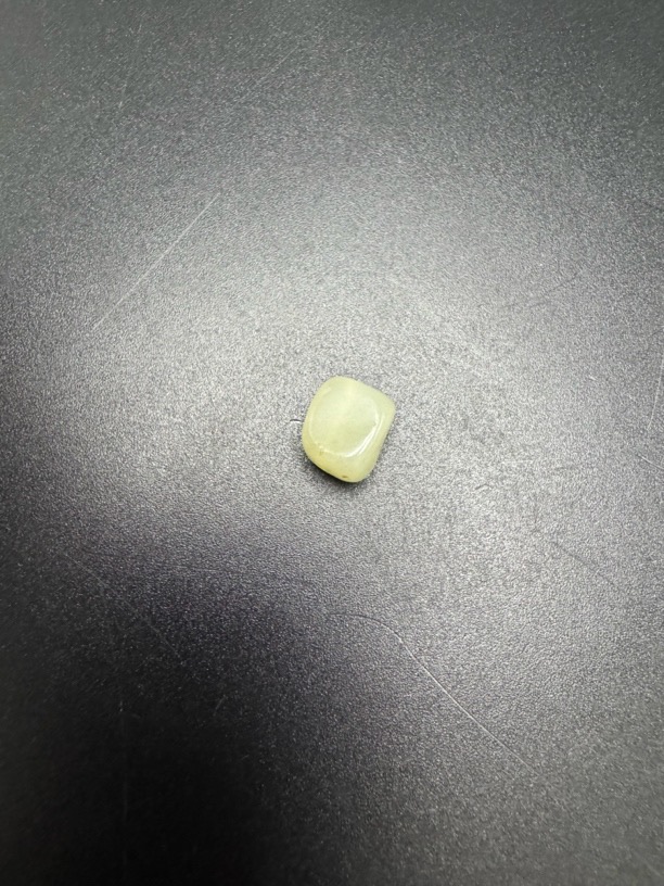 和田玉不规则的珠子