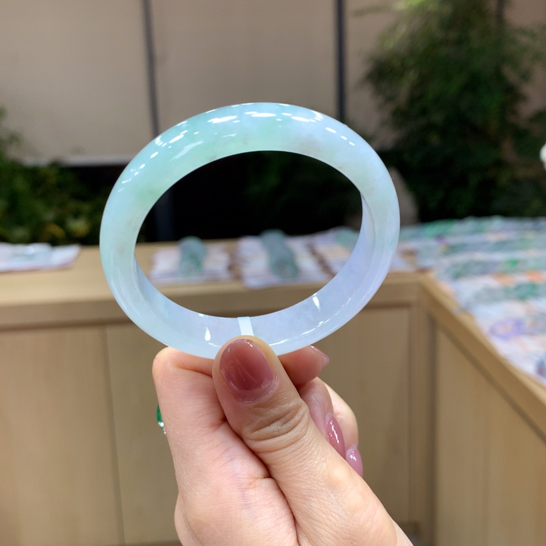 翡翠手镯未镶嵌不退不换