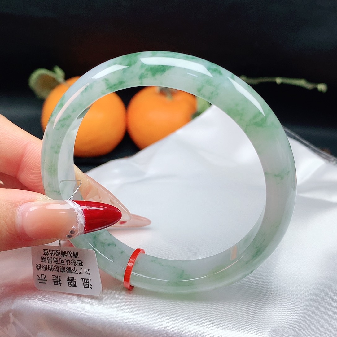 翡翠手镯未镶嵌60圈