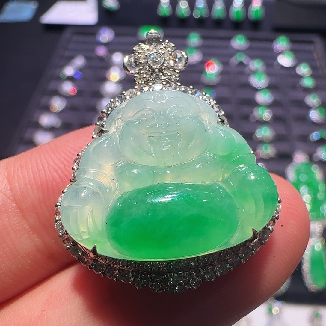 翡翠18K金镶嵌颈饰吊坠