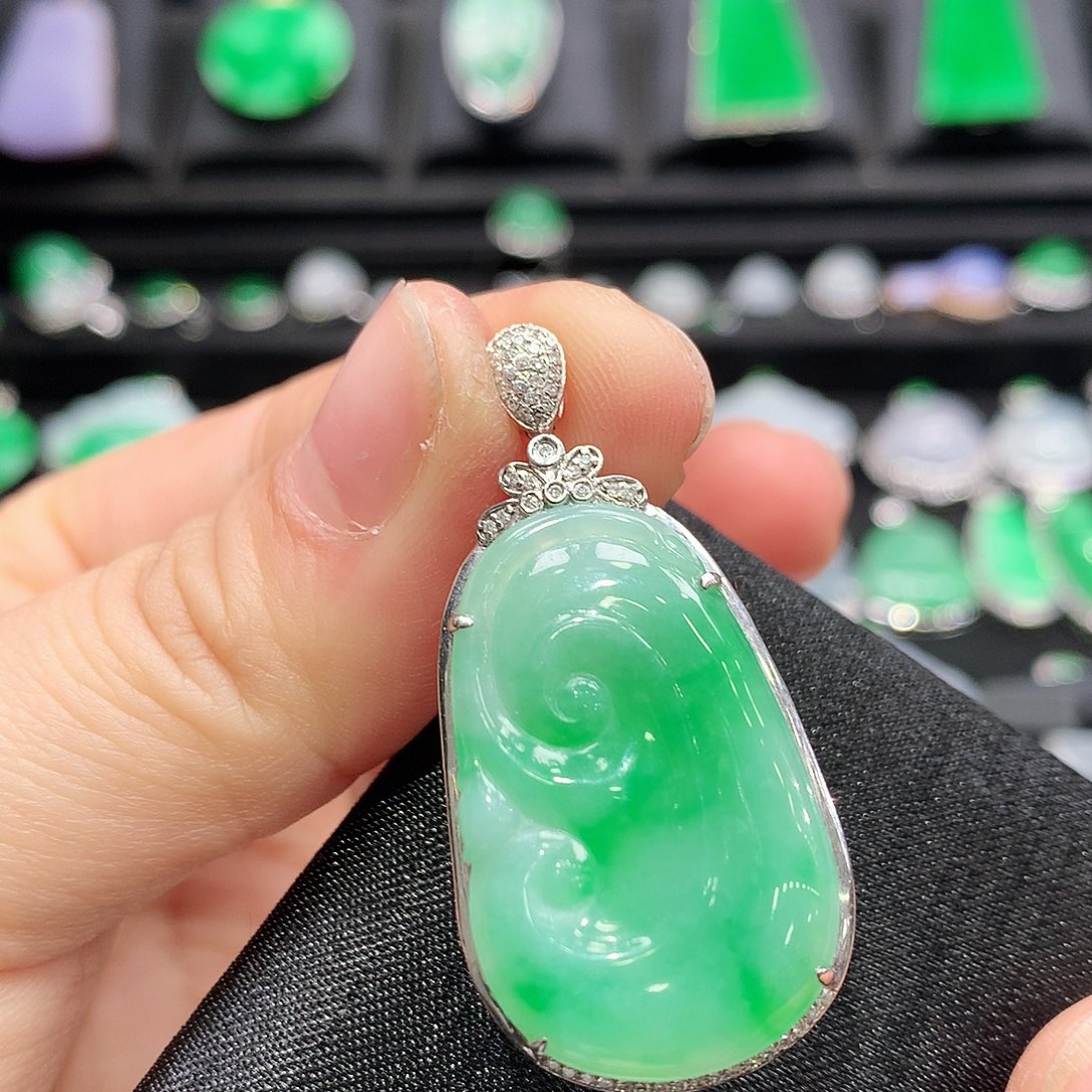 翡翠颈饰18K金镶嵌如意