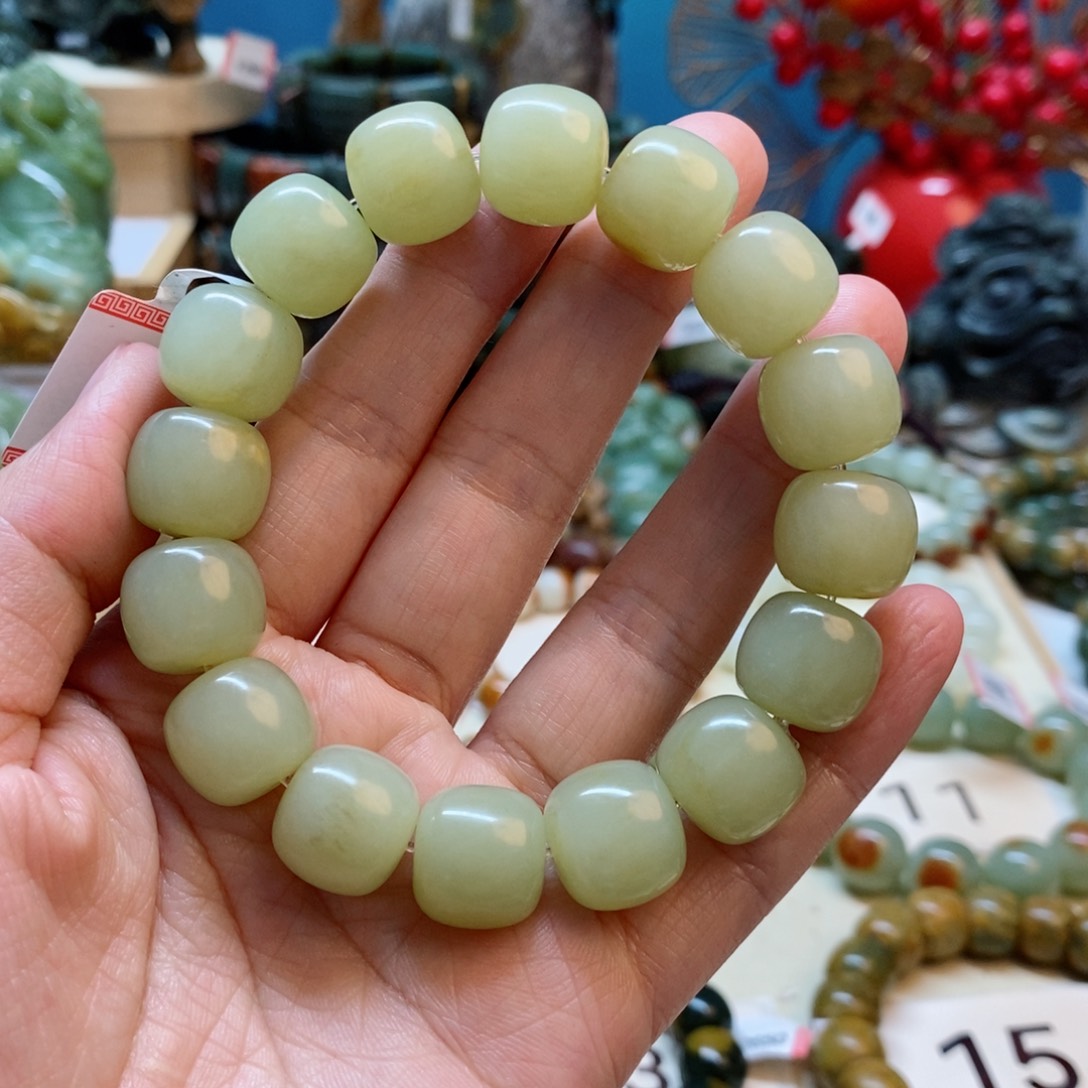 透闪石质玉手串未镶嵌我****?