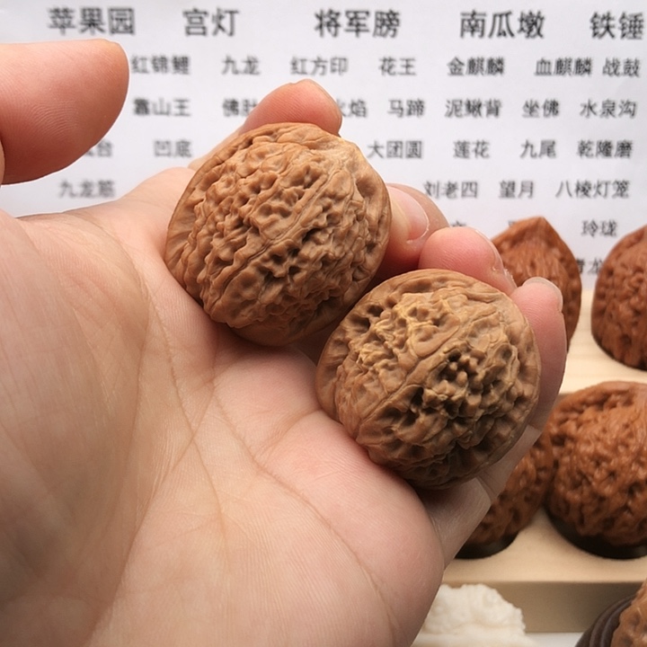 把件文玩核桃莲花，边33，有黄瑕疵对