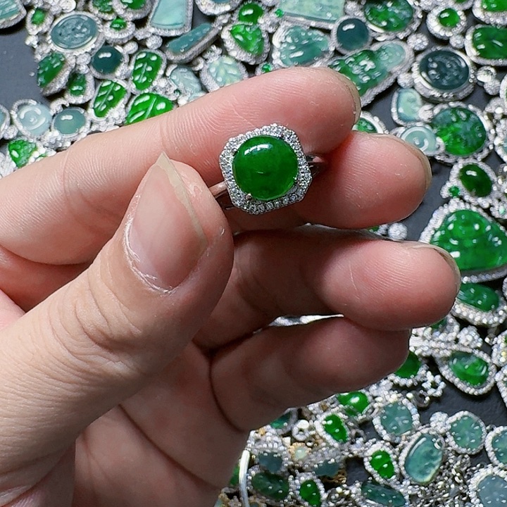 翡翠颈饰未镶嵌天然A货翡翠放漏