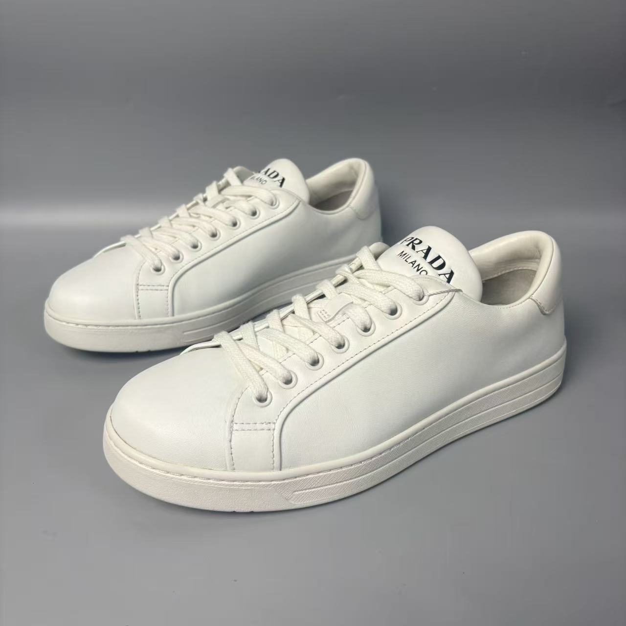 95新 Prada/普拉达 纯白色皮革板鞋39.5欧码 jx692