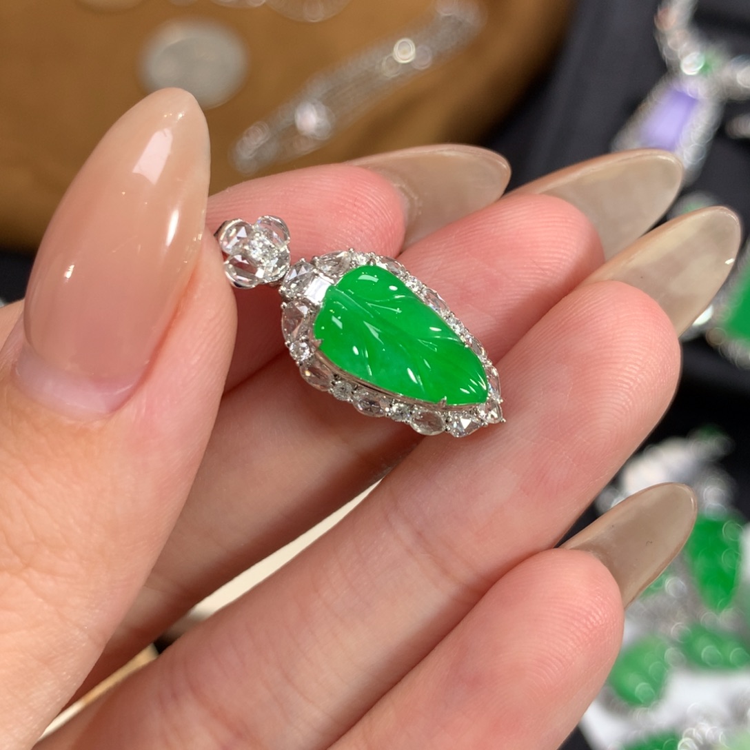 翡翠18K金镶嵌吊坠(赠链)阳绿小叶子