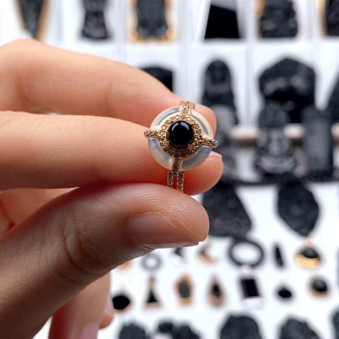 颈饰未镶嵌翡翠戒指