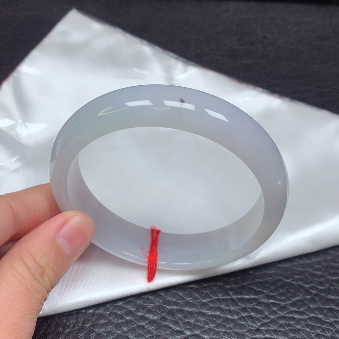 翡翠手镯未镶嵌62-63。