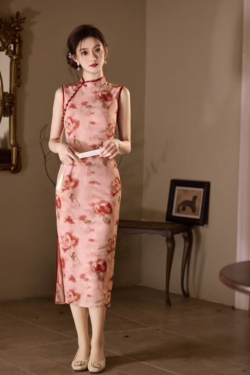 为伊【桃夭】2025夏季粉色无袖少女气质端庄显瘦改良中长款旗袍日常