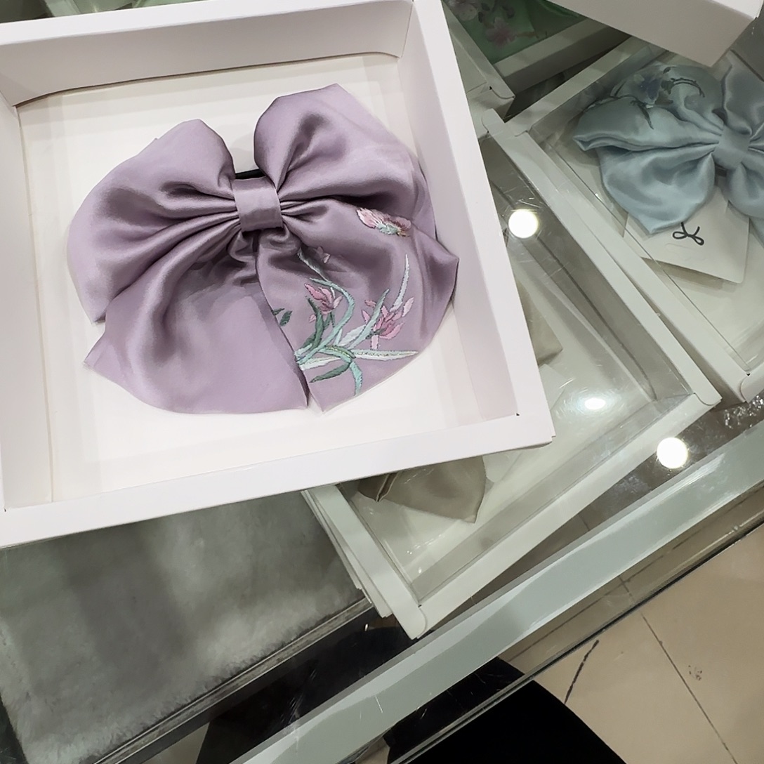 我***玲刺绣紫色真丝蝴蝶结