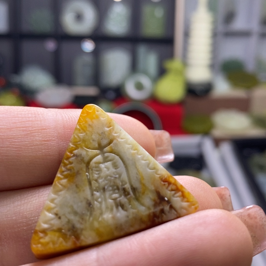 蛇纹石玉颈饰未镶嵌护身符
