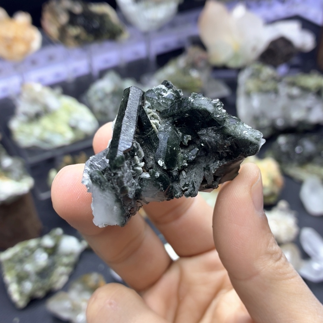 石材满绿绿幽晶簇