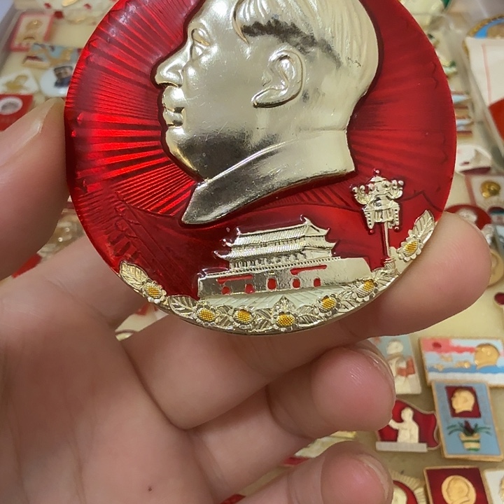 宜***人铝毛爷爷像章，万岁