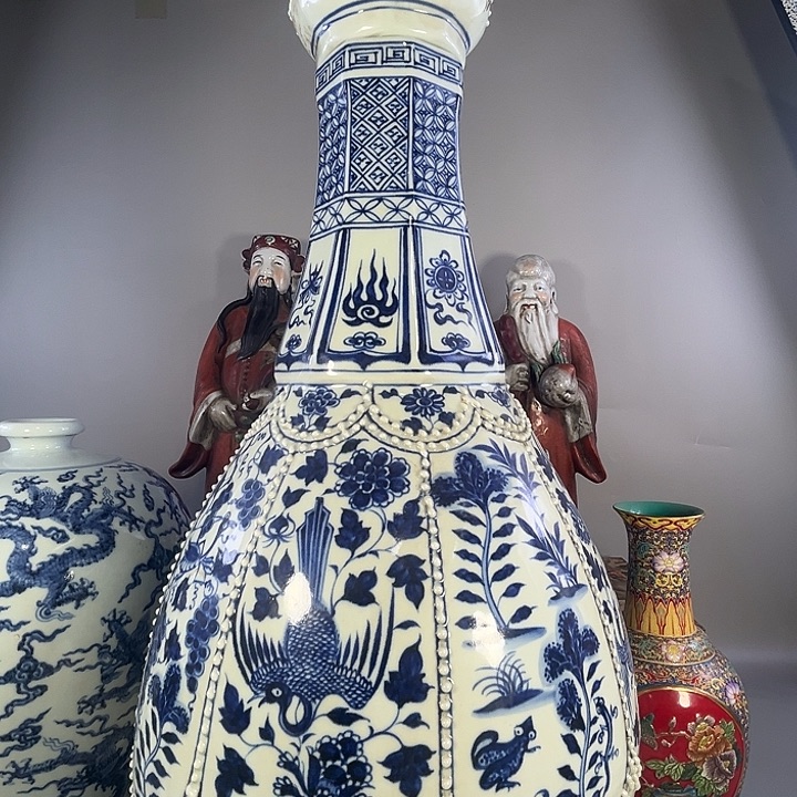 瓶青花花鸟纹塔帽瓶