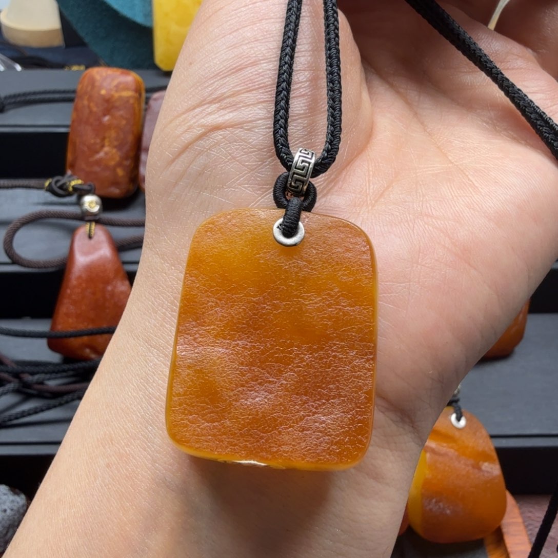 未镶嵌吊坠(赠链)琥珀