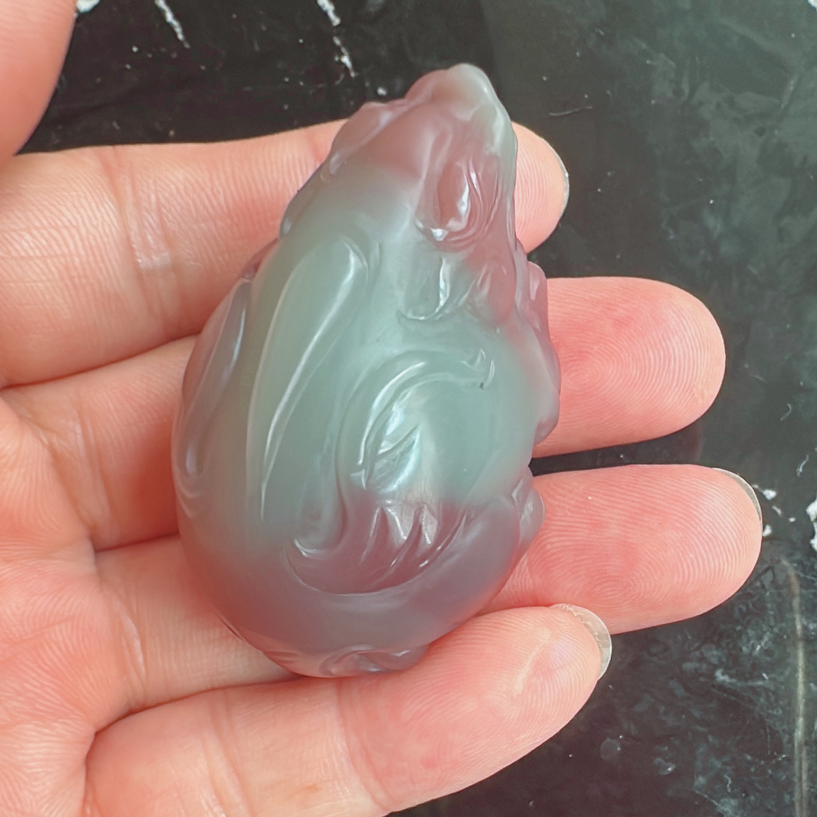 秦紫玉俏色巧雕貔貅挂件，雕工精细，大师工艺
