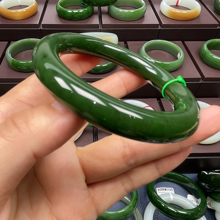 和田玉未镶嵌手镯