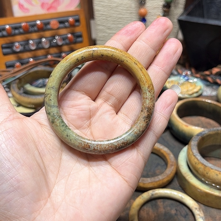 岫岩河磨玉（透闪石质玉）手镯未镶嵌兔*