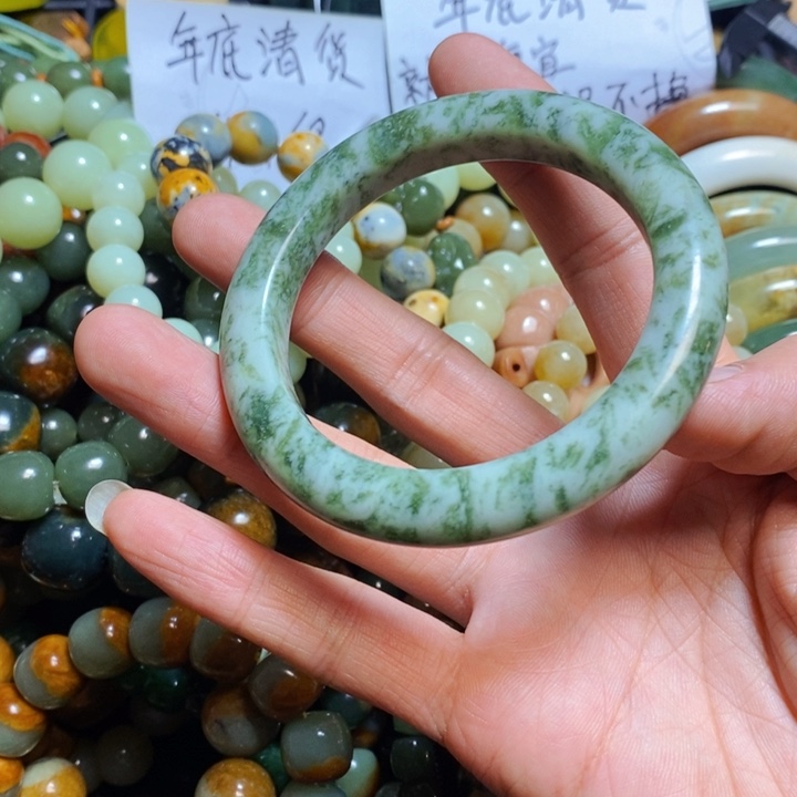 蛇纹石玉颈饰未镶嵌