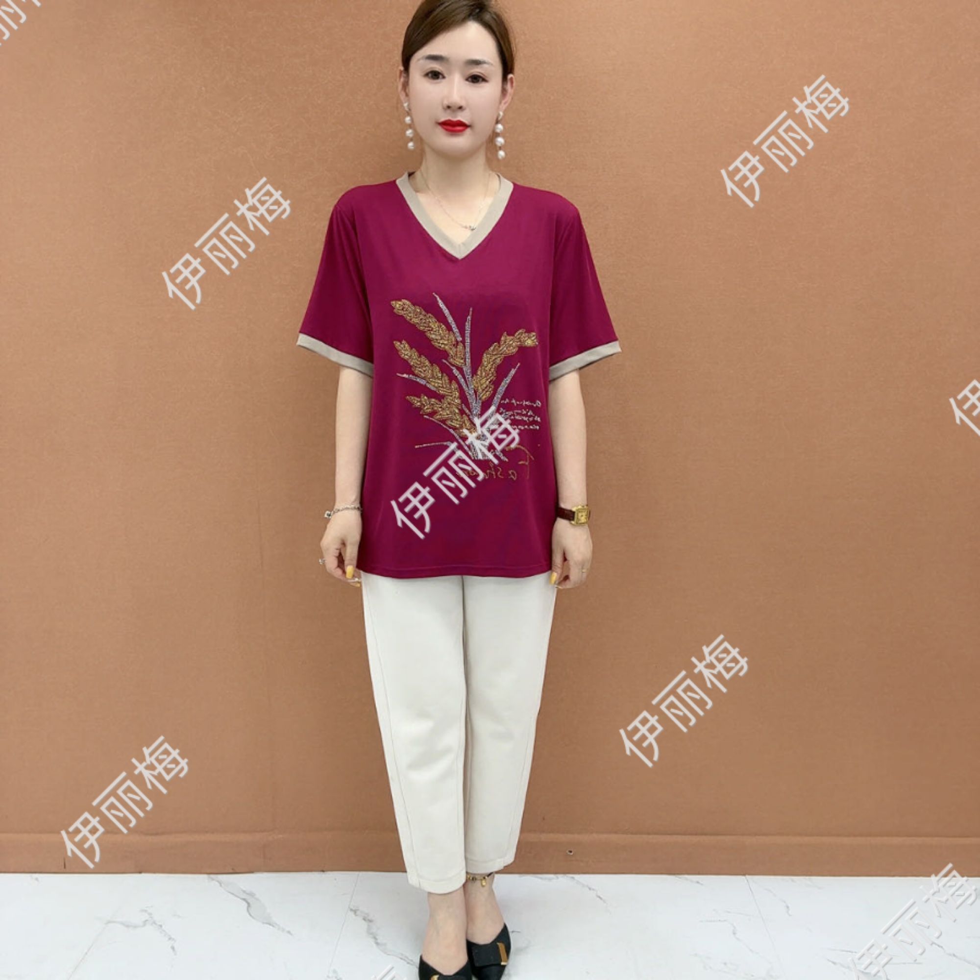 夏季运动V领夏装休闲风大码妈妈装时尚中老年女装T恤烫砖大码女装