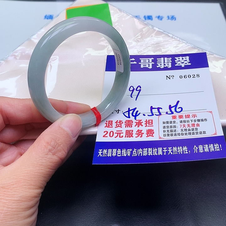 翡翠未镶嵌手镯028。       