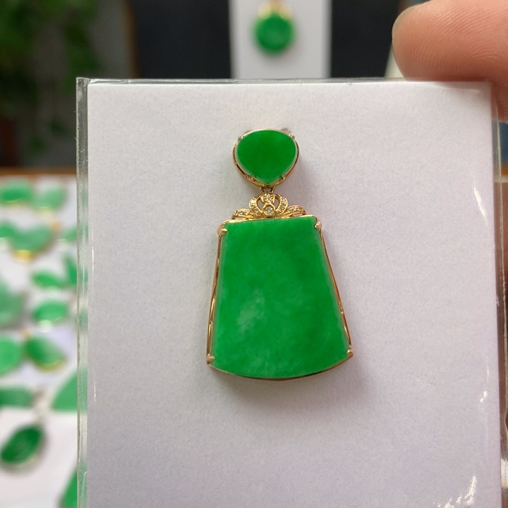 翡翠颈饰18K金镶嵌翡翠