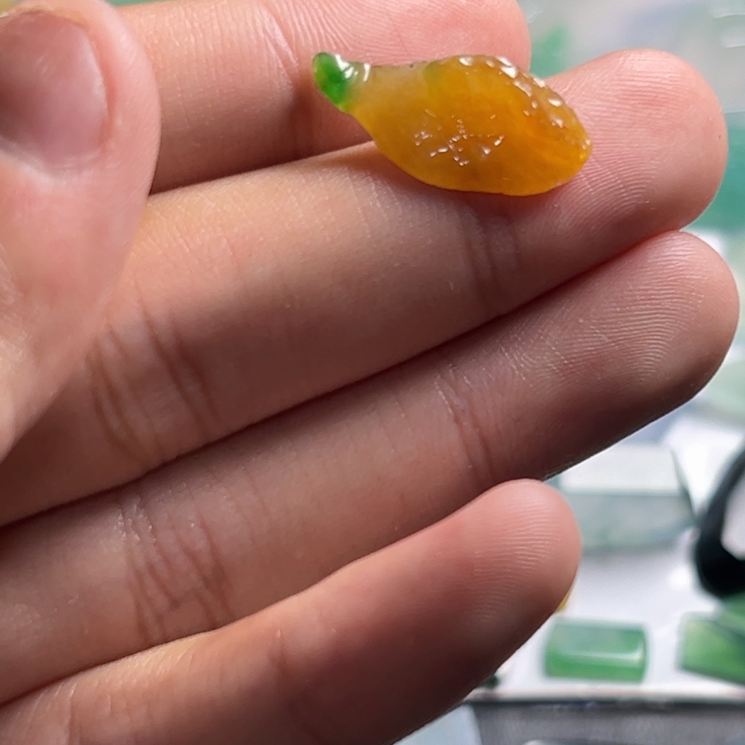 敏***尔定制翡翠未镶嵌冰种黄加绿特色小精品