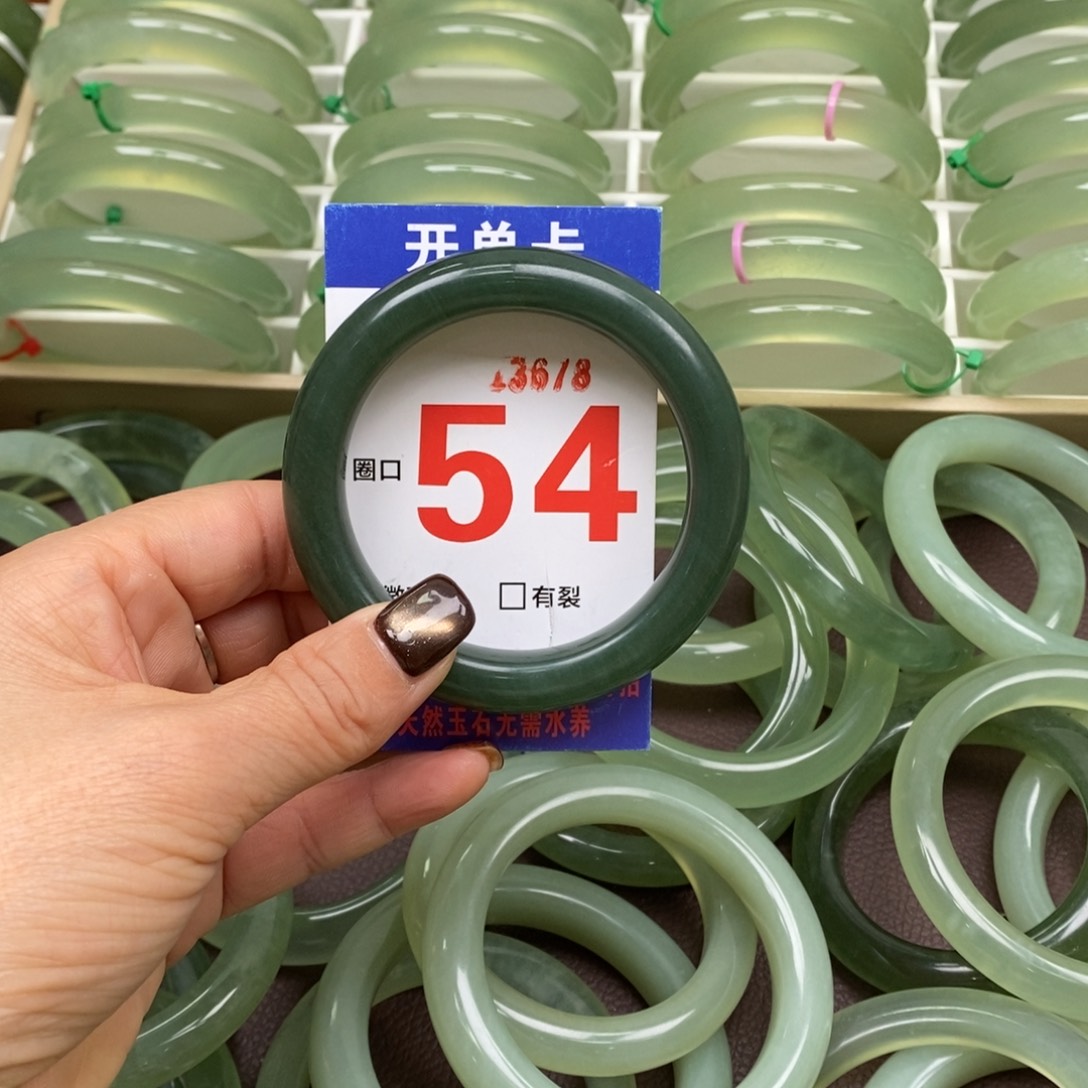 娜***月蛇纹石玉未镶嵌手镯