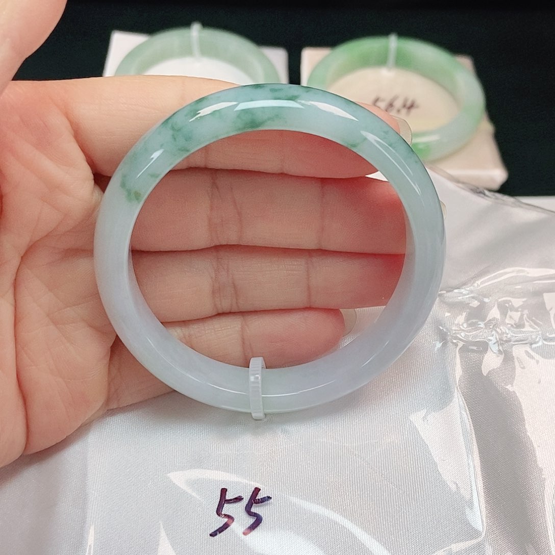 翡翠手镯未镶嵌正圈
