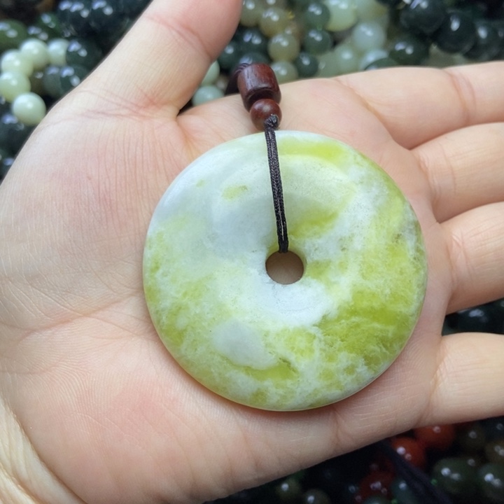 透闪石质玉未镶嵌颈饰