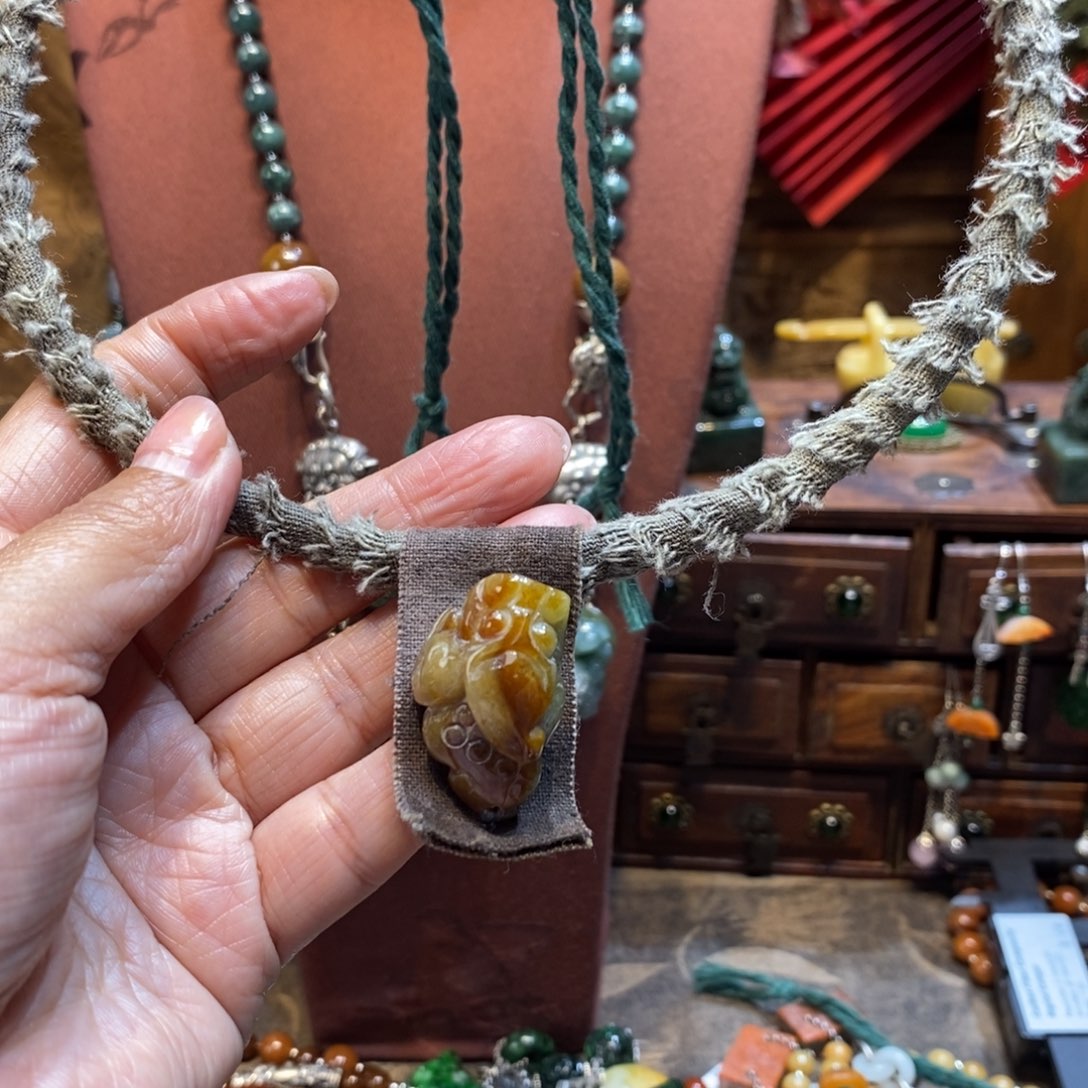 翡翠吊坠(赠链)未镶嵌