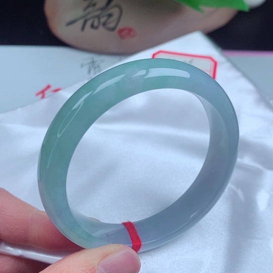 翡翠手镯未镶嵌     正圈57 半山水