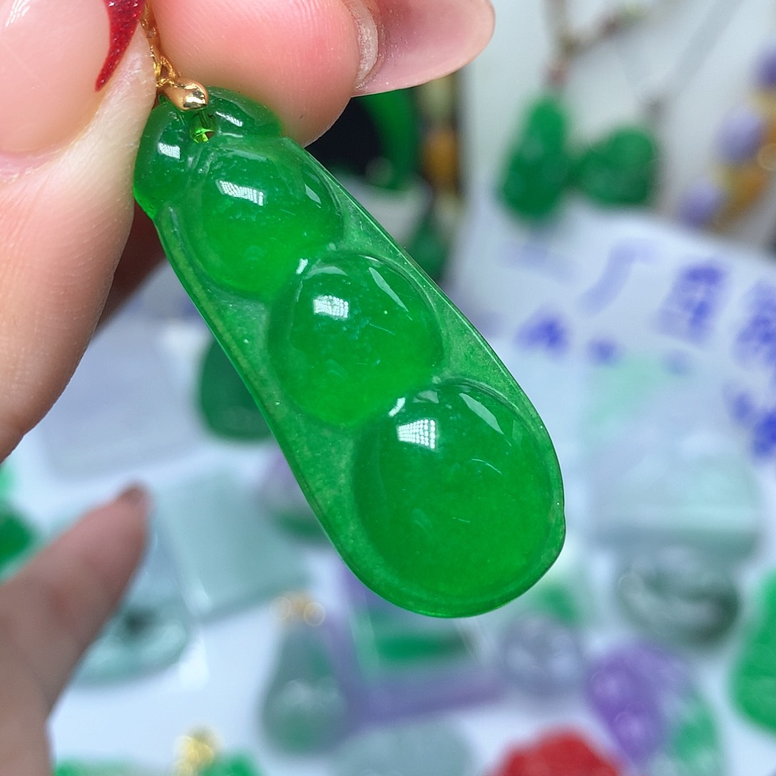 翡翠吊坠(赠链)未镶嵌